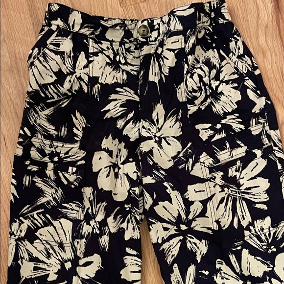 Democracy Navy and Cream Floral Print Capris - Picture 7 of 7